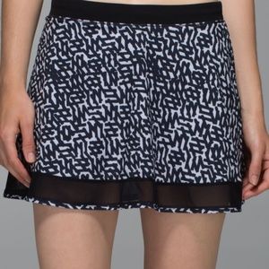 RARE Lululemon Hot Times Skirt Net Pop White Black Size 8